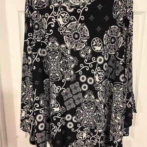 BNWT Cocomo Woman 2x black/white floral slinky dressy blouse slit sleeve polyest